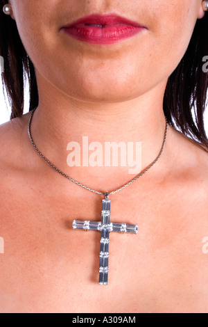 Schöne Frau mit großen silbernen Kreuz um den Hals Stockfoto