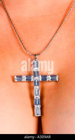 Schöne Frau mit großen silbernen Kreuz um den Hals Stockfoto