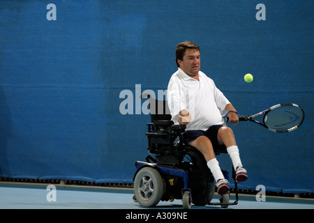 Nick Taylor aus den USA konkurriert in der gemischten Quad Rollstuhl Tennis Turnier Bronze Medaille Einzel in Athen 2004 Stockfoto