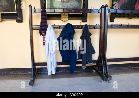 Schichten auf einem Kleiderbügel und Hut stehen im Flur Stockfoto