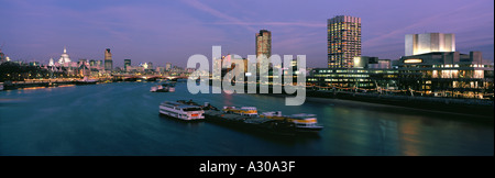 Themse-Blick nach Osten von der Waterloo Bridge, London England UK Stockfoto