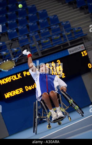 Peter Norfolk von Großbritannien konkurriert in der Männer s Singles Quad Rollstuhl Tennisturnier-Finale in Athen 2004 Para Stockfoto