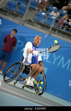 Peter Norfolk von Großbritannien konkurriert in der Männer s Singles Quad Rollstuhl Tennisturnier-Finale in Athen 2004 Para Stockfoto