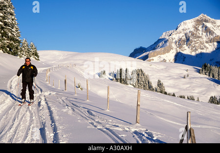 Skifahren von Col De La Croix Les Diablerets bis Villars in der Schweiz Stockfoto