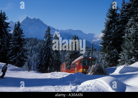 Skizug BVB in der Nähe von Villars Waadt Schweiz mit dem Berg Dents du Midi im Hintergrund Stockfoto