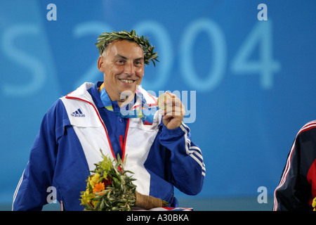 Peter Norfolk von Großbritannien mit seiner Goldmedaille für Männer s singles Quad Rollstuhl-Tennis-Turnier in Athen 200 Stockfoto