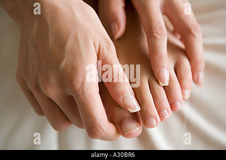 Hände, die Füße massieren Stockfoto