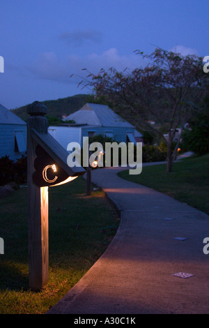 Eine Lampe angezündet gewundenen Pfad durch das Coco Bay Resort in Antigua Stockfoto