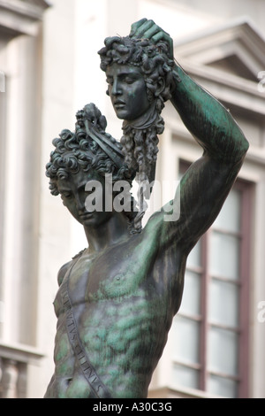Perseus das Haupt der Medusa hochhalten Stockfoto
