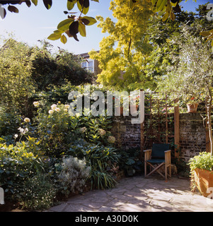 Garten und Terrasse von einem Londoner Stadthaus Stockfoto