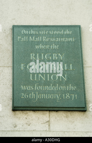 Historische Wandplakette für Sport zur Erinnerung an die Gründung von Rugby Football Union im Pall Mall Restaurant am 26. Januar 1871 West End London England UK Stockfoto