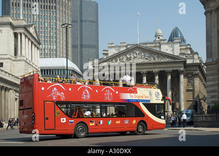 Bank-Kreuzung in der City of London mit offenen Top Tour Doppeldeckerbus vorbei an das Royal Exchange-Gebäude Stockfoto