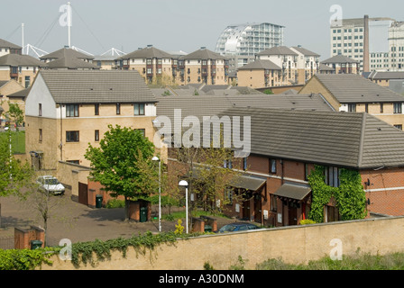 Silvertown modernes Gehäuse gebaut auf industriellen Brachflächen neben nur sichtbar über redundante Royal Albert Dock Excel Stockfoto