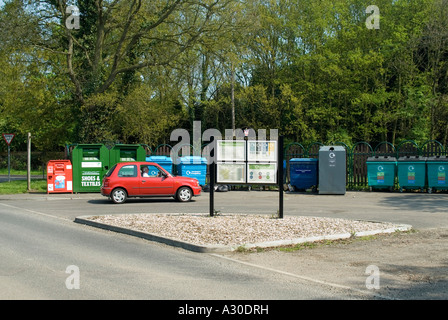 Gemeindeverwaltung Zweck 24/7 fahren im recycling-Center mit engagierten Behälter für verschiedene Sorten von Glas Papier Pappe gebaut Stockfoto