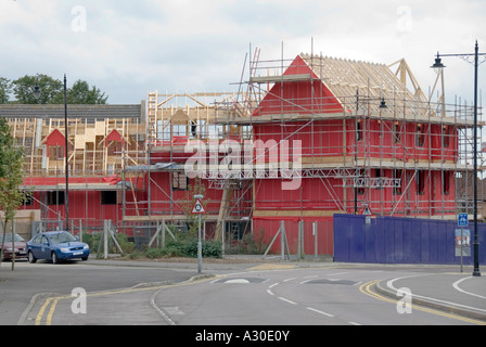 Stadtzentrum Sanierung des kleinen Grundstück, Platz für neues Holz gerahmt Wohnungen Bau auf Dach Stockfoto
