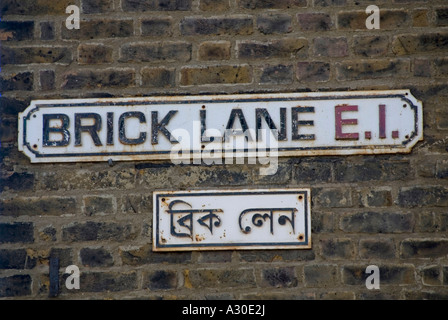 Mehrsprachige Beschilderung zu traditionellen alten London Stock brick wall in multikulturellen Brick Lane Shoreditch East London E1 England UK fest Stockfoto