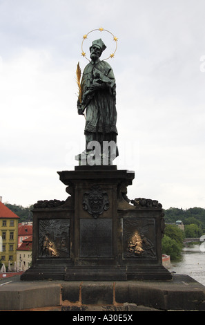 Statue des Hl. Johannes von Nepomuk auf der Karlsbrücke Prag. Stockfoto
