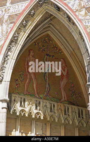 Adam Eve die Versuchung durch die Schlange im Garten Eden Mosaik auf dem Goldenen Tor in der 3. Hof der Pragerburg Stockfoto