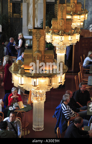 Jugendstil Lampen im Obecni Dum Municipal House Cafe in Prag Stockfoto