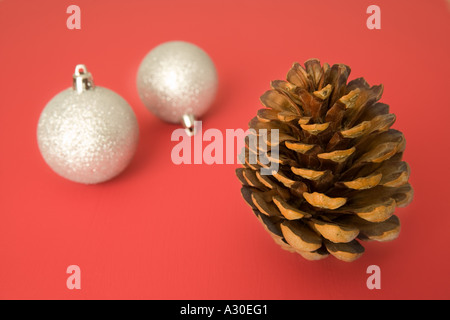 Tannenzapfen und Weihnachtskugeln Stockfoto