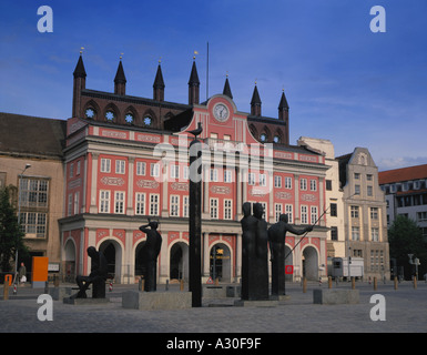 Rathaus (Town Hall) und Statuen, Neuer Markt (neuer Markt), Rostock, Mecklenburg Vorpommern, Deutschland. Stockfoto