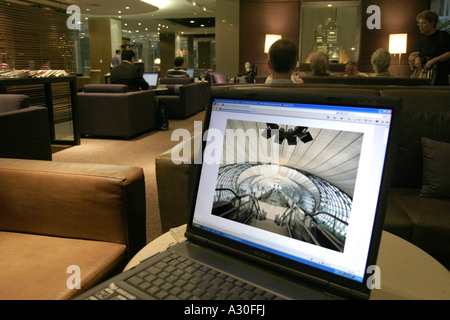 "Bild vom Suvarnabhumi International Airport Bangkok auf einem Laptop-Computer in der Business Class Lounge am Flughafen" Stockfoto