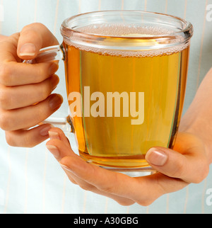 FRAU MIT TASSE KRÄUTERTEE Stockfoto