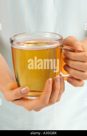 FRAU MIT TASSE KRÄUTERTEE Stockfoto