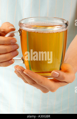 FRAU MIT TASSE KRÄUTERTEE Stockfoto