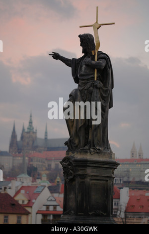 Statue des Hl. Johannes des Täufers mit Kreuz und eine Schale Prag Tschechische Republik Europa Stockfoto