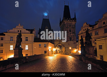 Geringerem Altstädter Brückenturm von der Karlsbrücke mit Moonlight-Prag-Tschechien-Europa Stockfoto