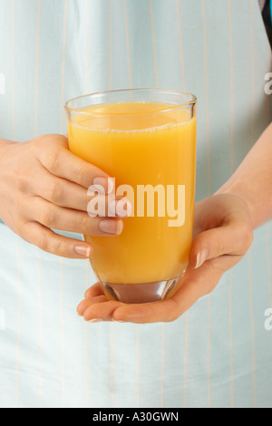 FRAU HOLDING GLAS ORANGENSAFT Stockfoto