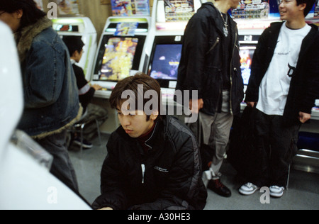 Junge Männer spielen auf Computer-Spiele in einem Videospiel Arcade-Stube in Kyoto Japan Stockfoto