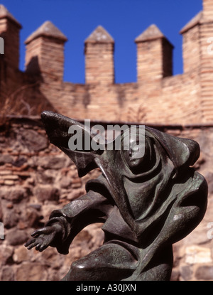 Toledo, Kastilien-La Mancha, Spanien. Plaza de Santa Teresa Jesus. Statue - St. Teresa Stockfoto