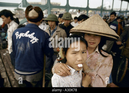 Vietnam Nord-Vietnam Frau Mädchen unter den Menschen an Bord der Hai Phong Fähre während der Überquerung 1994 Stockfoto