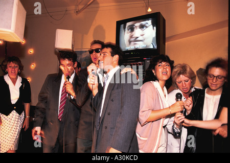 Karaoke-Abend Coates Weinbar London 1990 1990 Stockfoto