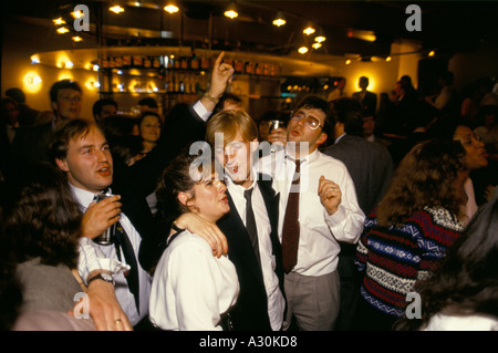 Massen von Stadtarbeiter singen Karaoke nach Arbeit Coates Weinbar Stadt London 1990 Stockfoto