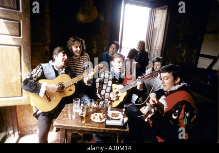 Studentinnen singen zusammen mit männlichen Studenten tragen historische Tracht spielen Flamenco Gitarre Doppel saitige laute bar Salamanca 1987 Stockfoto