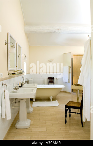 Doppelte Waschbecken im Badezimmer mit Fliesenboden Stockfoto