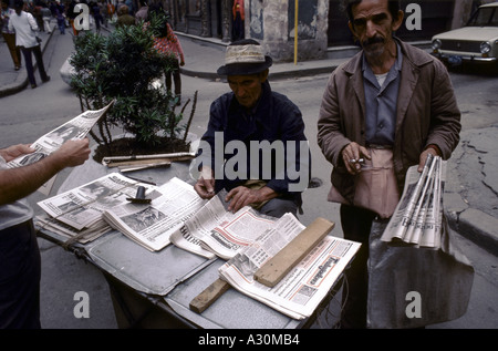 Zwei alte Männer, Verkauf von Zeitungen auf einem kleinen Stall in der Straße in Havanna, Kuba Stockfoto