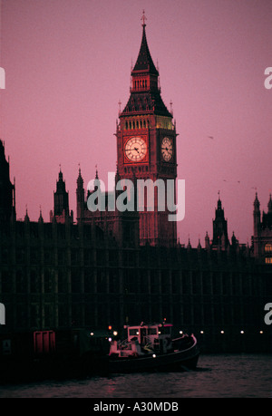 Big Ben und Parlamentsgebäude vor einem rosa Abendhimmel Stockfoto