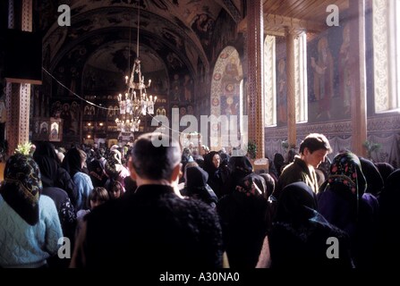 Barry Lewis Netzwerk Fotografen Bild Ref Bla 10079291 Psd Rumänien 1995 Maramures Frühlingsfest im Dorf Rozavlea Feier des kleinen St Mary Stockfoto