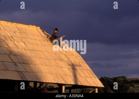 Barry Lewis Netzwerk Fotografen Bild Ref Bla 10079313 Psd Rumänien 1995 Einbau Holzlatten in einer Scheune Dach Dorf Leud maramures Stockfoto