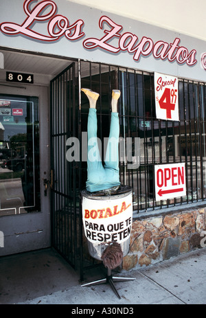 Ein paar Beine ragte aus einer Ablage vor einem Schuhgeschäft in "Little Havana", Miami, USA; Hispano-Amerikaner, vor allem kubanische Gegend. Stockfoto