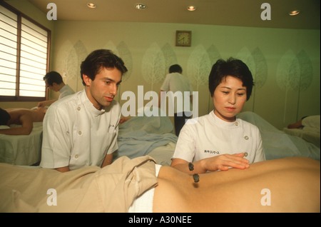 Barry Lewis Netzwerk Fotografen Bild Ref Bla 10081127 Psd alternative Therapien Akupunktur Nadelspitzen stimulieren Nervenimpulse Japan 1987 Stockfoto