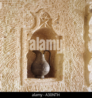 Antiker Krug in vertieften Regale Steinmauer Stockfoto