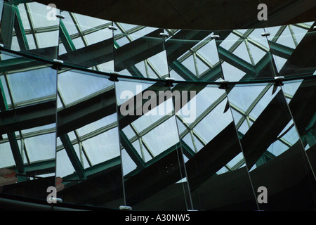 Reflexionen der dunkle Schatten in Glasscheiben Stockfoto