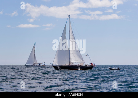 Zwei Kreuzfahrt Schaluppen unter Segeln in Muscongus Bay, Maine Stockfoto
