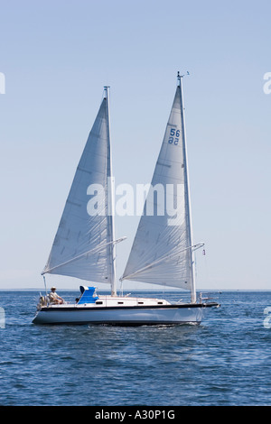 Ein zwei-Mast Nonesuch Segelschiff in Muscongus Bay, Maine Stockfoto