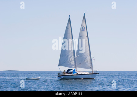 Ein zwei-Mast Nonesuch Segelschiff in Muscongus Bay, Maine Stockfoto